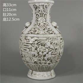 清代 王炳荣款 白釉雕刻花鸟纹双耳瓶