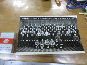 实物照片：1984年  天津市红桥区职工大学中文专业80级毕业合影留念！（18.5 ×28.8 cm）  A4