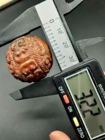 和田玉满工龙云纹珠子 孔对孔直径31宽32mm 重64g 玉质细腻温润，高密度，高油性，结构细糯，沁色漂亮，藏品雕工精湛，刀工老道，线条流畅 ，神态逼真皮壳油性足。 玉质老熟油性不错，收藏十分不错，感谢支持！ 上手有沉重感