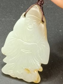 和田玉翁仲 花片
长50宽32厚4mm重11g此藏品皮壳浑厚自然，保存良好全品相，玉质细腻温润，沁色入骨晕散，雕刻技艺精湛，刀法娴熟传神，线条流畅形神兼备 ，整体精气神韵味十足。（371）