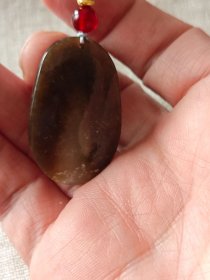 包邮 老料【新疆且末糖青玉老料 糖包肉 小鱼戏莲 椭圆牌】长3.7宽2.35厚0.55重10g，在手近十五年。玉质一眼老货，透光打灯可见下三面糖包肉，只在底部一小块可见肉色。包浆老，手感舒适。雕工一般，但比较写意。加了串绳，性价比高。关键是很润。