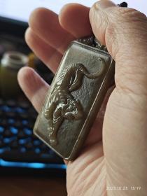 包邮 小精品【新疆且末重糖近满糖青白玉 老料 猛虎下山 四六挂牌】长6.5宽3.6厚0.9重约44g，到手七八年，手雕猛虎下山，精细霸气，虎虎生威。玉质细腻油润，近乎满糖，只在背部依稀有一块能看出是青白玉的底子。包浆特别好。玉质老熟，性价比高。