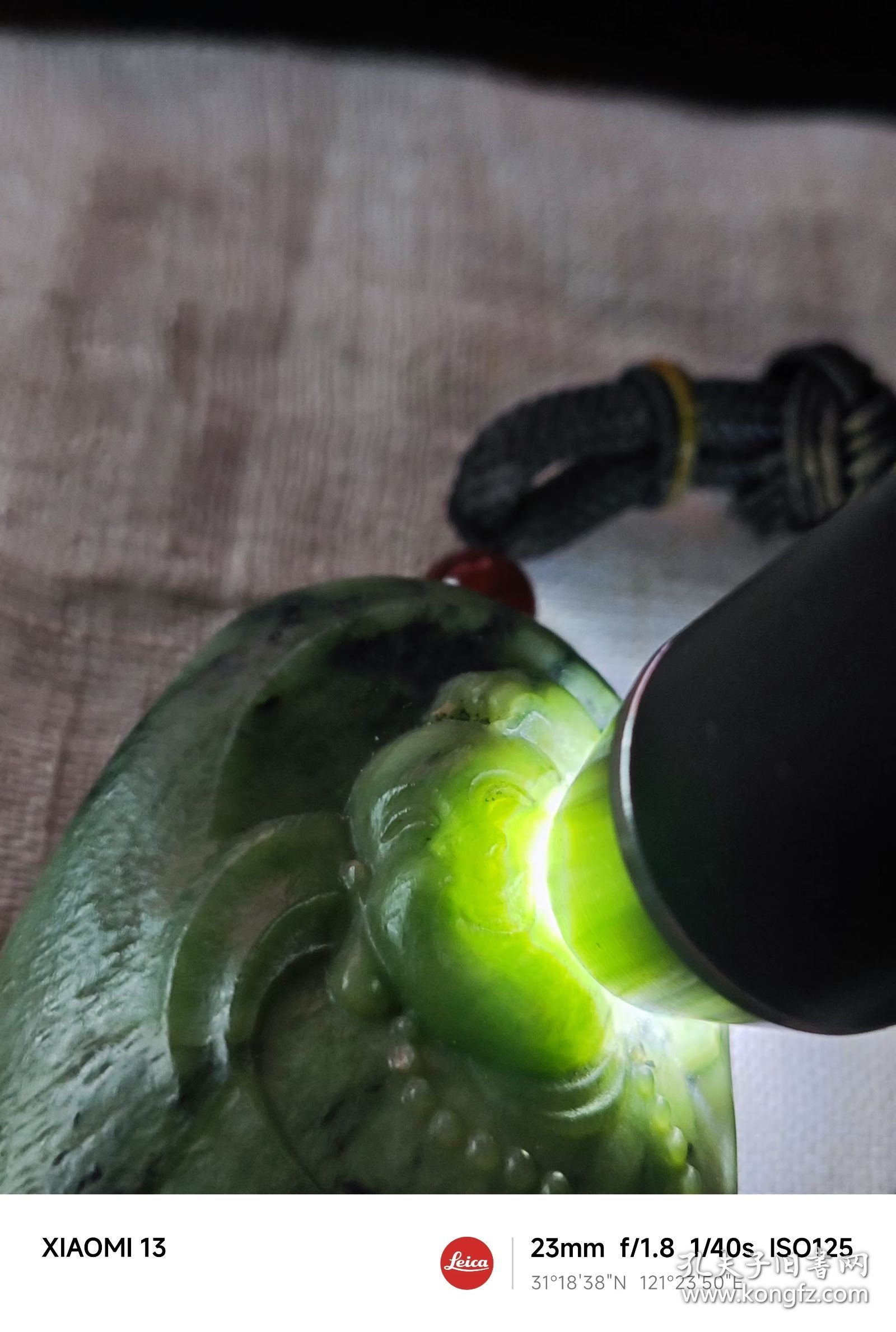 包邮精品【加拿大碧玉 老料大料 精雕弥勒 超厚桩把件】长9.1宽5.2厚3.9重341g近七两，到手近十年。加拿大碧玉不如新疆俄罗斯碧玉那样为大家所知，品质上低一些，但也是很有地方特色玉种。与和田玉同属透闪石分类。硬度韧性好，这件是加拿大矿区中品质较好的。特点是深翠和浅绿交融。这件雕工一流。后期盘玩中注意要多盘玩、适时少量抹油盘玩。带到包浆完全形成，就十分漂亮了。重新加了手把绳，厚桩手感相当舒适。