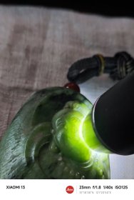 包邮精品【加拿大碧玉 老料大料 精雕弥勒 超厚桩把件】长9.1宽5.2厚3.9重341g近七两，到手近十年。加拿大碧玉不如新疆俄罗斯碧玉那样为大家所知，品质上低一些，但也是很有地方特色玉种。与和田玉同属透闪石分类。硬度韧性好，这件是加拿大矿区中品质较好的。特点是深翠和浅绿交融。这件雕工一流。后期盘玩中注意要多盘玩、适时少量抹油盘玩。带到包浆完全形成，就十分漂亮了。重新加了手把绳，厚桩手感相当舒适。