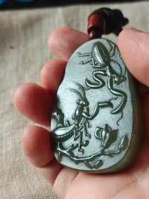 包邮精品老货【新疆糖青玉老细料 精雕双螳螂 厚桩牌子】长5.7宽4厚1.2重58g，到手十五年许，一眼手雕制品。玉质相当油润细腻老熟，打灯可见糖沁。雕工特别漂亮。包浆老。桩型也厚，手感舒适，性价比高。