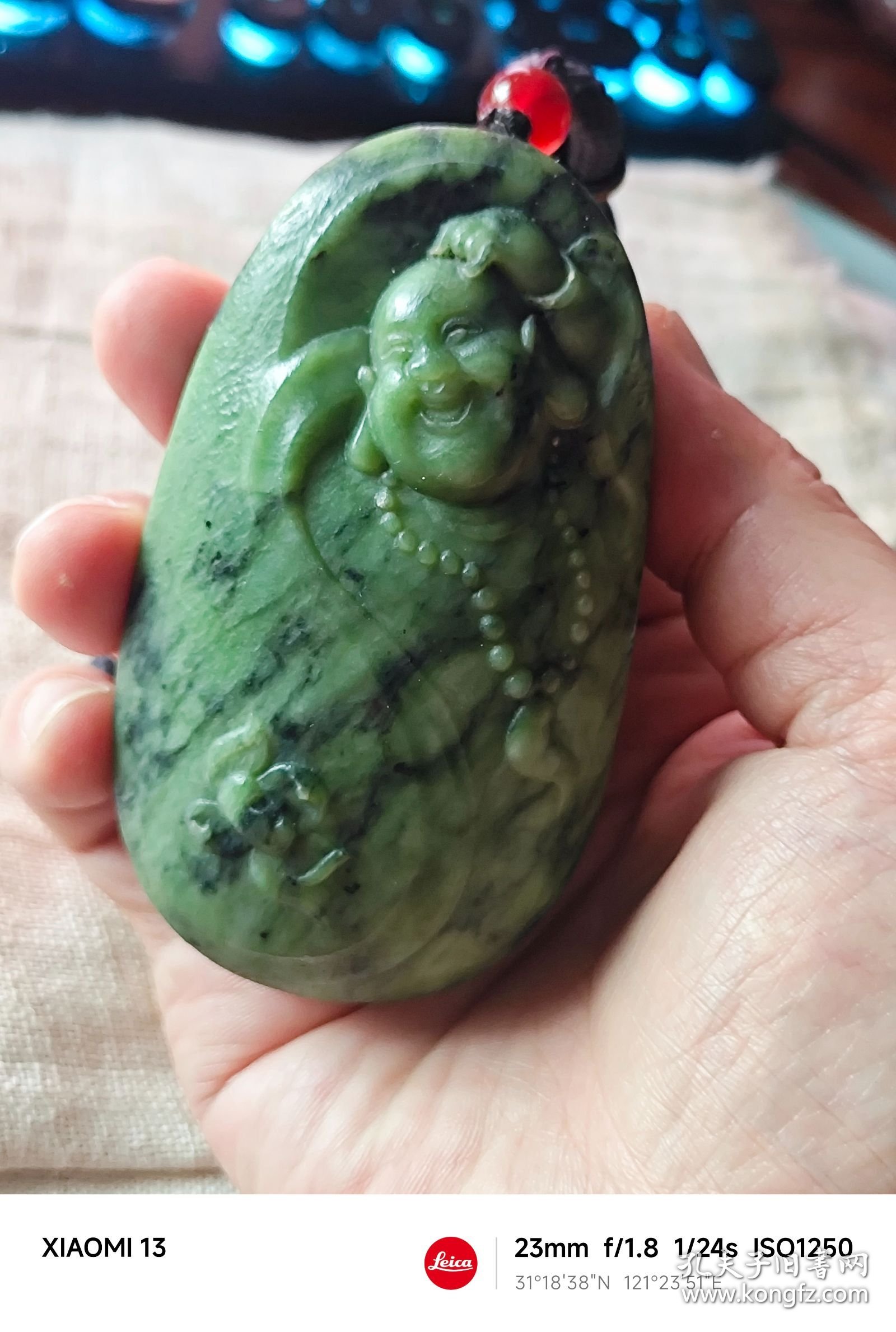 包邮精品【加拿大碧玉 老料大料 精雕弥勒 超厚桩把件】长9.1宽5.2厚3.9重341g近七两，到手近十年。加拿大碧玉不如新疆俄罗斯碧玉那样为大家所知，品质上低一些，但也是很有地方特色玉种。与和田玉同属透闪石分类。硬度韧性好，这件是加拿大矿区中品质较好的。特点是深翠和浅绿交融。这件雕工一流。后期盘玩中注意要多盘玩、适时少量抹油盘玩。带到包浆完全形成，就十分漂亮了。重新加了手把绳，厚桩手感相当舒适。