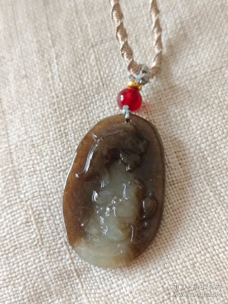 包邮 老料【新疆且末糖青玉老料 糖包肉 小鱼戏莲 椭圆牌】长3.7宽2.35厚0.55重10g，在手近十五年。玉质一眼老货，透光打灯可见下三面糖包肉，只在底部一小块可见肉色。包浆老，手感舒适。雕工一般，但比较写意。加了串绳，性价比高。关键是很润。