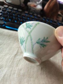 包邮全品【仿成化彩绘贴花 白瓷 斗笠茶碗】口径9.9底径3.2高4重83g，到手近十年。仿古制品，工艺漂亮，色泽稳重，瓷质细腻。性价比高。