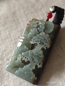 包邮精品【新疆且末蓝调青玉 老细料 牙签精雕层峦山水 方牌子】长6.3宽3.4厚1.1重约50g整一两，到手十二三年。玉质相当油润细腻老熟，手雕精致，蓝肉部分雕了双层古树，牌型传统手感舒适。玉质细腻程度比较少见，包浆很老，背面可见手工切料痕迹。这种镂而不透的就是传统中的“牙签工”，像用牙签那样细而尖的一点一点抠出来。右侧一条边满糖，如自带边框，很是漂亮。