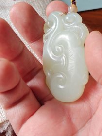 包邮 精品【新疆若羌青黄玉料 手雕 灵芝如意 挂饰】长5.9宽3厚0.8重25g，到手近十年，青黄玉料是新疆的传统料子，干净细腻油润、青中带黄黄中泛青，这款偏白，几乎没啥毛病。手感视觉双佳。手雕灵芝如意，寓意吉祥。关键是色泽，偏白。特意加了三色线绳。单面雕工。性价比很高。包浆好，玉质老熟。佩戴起来很别致。比较润泽。