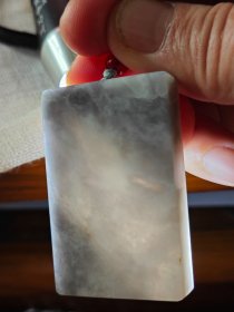 包邮 精品【青海昆仑烟紫玉 老料新开新抛 大三五无事牌】长5.15宽3.3厚0.9重43g，老料到手十来年，新近请人切开抛光。烟紫是青海昆仑玉中独特品种，呈微微紫色。可见原生絮纹，烟紫色主要是通过这些絮纹感受到的，这件打灯可见紫色漂亮。包浆尚未完全形成，可体验到形成包浆后的乐趣。但抛光很好。油性好，可作为昆仑烟紫玉的的参照。相当漂亮，大三五牌型，手感舒适。简单加了串绳。