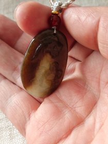 包邮 老料【新疆且末糖青玉老料 糖包肉 小鱼戏莲 椭圆牌】长3.7宽2.35厚0.55重10g，在手近十五年。玉质一眼老货，透光打灯可见下三面糖包肉，只在底部一小块可见肉色。包浆老，手感舒适。雕工一般，但比较写意。加了串绳，性价比高。关键是很润。