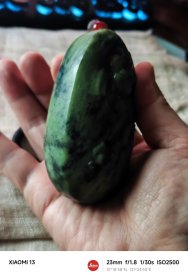 包邮精品【加拿大碧玉 老料大料 精雕弥勒 超厚桩把件】长9.1宽5.2厚3.9重341g近七两，到手近十年。加拿大碧玉不如新疆俄罗斯碧玉那样为大家所知，品质上低一些，但也是很有地方特色玉种。与和田玉同属透闪石分类。硬度韧性好，这件是加拿大矿区中品质较好的。特点是深翠和浅绿交融。这件雕工一流。后期盘玩中注意要多盘玩、适时少量抹油盘玩。带到包浆完全形成，就十分漂亮了。重新加了手把绳，厚桩手感相当舒适。