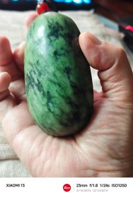 包邮精品【加拿大碧玉 老料大料 精雕弥勒 超厚桩把件】长9.1宽5.2厚3.9重341g近七两，到手近十年。加拿大碧玉不如新疆俄罗斯碧玉那样为大家所知，品质上低一些，但也是很有地方特色玉种。与和田玉同属透闪石分类。硬度韧性好，这件是加拿大矿区中品质较好的。特点是深翠和浅绿交融。这件雕工一流。后期盘玩中注意要多盘玩、适时少量抹油盘玩。带到包浆完全形成，就十分漂亮了。重新加了手把绳，厚桩手感相当舒适。