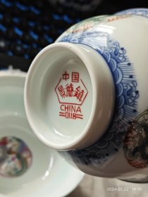 包邮全品【景德镇八十年代外销瓷 釉下蓝纹釉上贴花 四龙碗 一对】口径11底径5高6重133、142g，到手十四五年。当时在南昌同学带着买的。是原先景德镇厂家在几十年里存着的货。听介绍景德镇外销瓷器自六十年代中期开始都用英文字母代表，十大瓷厂从A-J。到了八十年代初期（大概是81、82年）统一用数字代表厂家，从01-39。这款是0118，是十大瓷厂之首景德镇瓷厂的01第18号产品。精美雅致瓷质细腻。