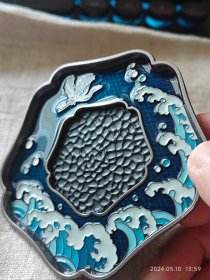 包邮精品【紫铜景泰蓝工艺 鹤舞海上 杯托一只】直径9厚度0.3，重约78g，到手六七年，越南旅游购得。纯铜，底足胶合，非铜。杯托表面内凹形成双重高沿。正中为锤纹。表面用了景泰蓝烤漆工艺，十分精美，图案为海浪仙鹤，色泽为宝蓝色，宝蓝底色之下也是海浪花纹，匠心独运。当时听说竟然也是国内生产的，是由广西那里销出去的。未使用过，很别致，性价比高。梅瓣形状。