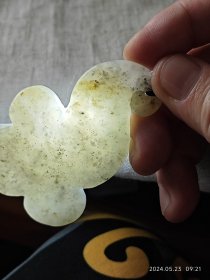 包邮【新疆点墨青花白肉底 如意祥云珮】长7.3宽4.7厚0.8重54g，到手十年以上。重新加了手把绳。大小可佩可把玩，甚至能做自己刮痧之用。因为打磨的粗抛光，加上有原生绵斑，所以粗看有些粗粝。但手感很好。打灯以后效果更是惊艳，白肉底相当漂亮。玉质油润细腻。点墨散布也比较均匀。侧光可见漂亮的原石毛孔。好在包浆已经完全形成。性价比高。