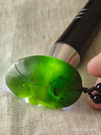 包邮【俄罗斯碧玉老料 手雕灵芝如意 挂件】长5.1宽3.2厚1.2重约32g。这款到手六七年，是俄罗斯碧玉中比较具有典型色泽的料子。翠绿，油性比较好，透性也相当不错。这块含有一些深色矿点，但也保证了料子的真实。加上手雕工艺不错，个头在同类型如意题材中也不小，既可当挂件又可用来当小把件。性价比不错。配的串绳也比较别致，是挑出来的串绳。打灯效果很漂亮。