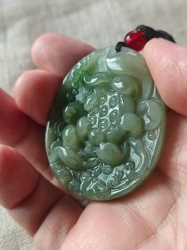 包邮精品【青海昆仑浅湖水绿玉 精雕绽莲 挂饰】长6.1宽4.2厚0.9重40g，到手不满十年。玉质典型，油润细腻，背部右下侧有原生绵斑，但也确保了材料真实。值得说道的是除了深浮雕雕工相当精致以外，玉质也很有自身特点：背部右上侧、正面左上侧肉眼可见一处翠绿，打灯效果更惊艳。 背面祥云满纹。包浆好玉质老熟，简单加了串绳，性价比高。绿上再现翠色，可见其翠色浓郁，相当别致。过去湖水绿并不如现在这样贵。