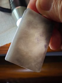 包邮 精品【青海昆仑烟紫玉 老料新开新抛 大三五无事牌】长5.15宽3.3厚0.9重43g，老料到手十来年，新近请人切开抛光。烟紫是青海昆仑玉中独特品种，呈微微紫色。可见原生絮纹，烟紫色主要是通过这些絮纹感受到的，这件打灯可见紫色漂亮。包浆尚未完全形成，可体验到形成包浆后的乐趣。但抛光很好。油性好，可作为昆仑烟紫玉的的参照。相当漂亮，大三五牌型，手感舒适。简单加了串绳。