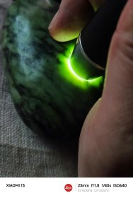 包邮精品【加拿大碧玉 老料大料 精雕弥勒 超厚桩把件】长9.1宽5.2厚3.9重341g近七两，到手近十年。加拿大碧玉不如新疆俄罗斯碧玉那样为大家所知，品质上低一些，但也是很有地方特色玉种。与和田玉同属透闪石分类。硬度韧性好，这件是加拿大矿区中品质较好的。特点是深翠和浅绿交融。这件雕工一流。后期盘玩中注意要多盘玩、适时少量抹油盘玩。带到包浆完全形成，就十分漂亮了。重新加了手把绳，厚桩手感相当舒适。