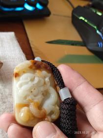 包邮【岫玉花玉 白花料 背面留原石皮 挂件把件 手雕盘龙】长5.2宽3.6厚1.3重47g。岫玉产量大，又不是同新疆玉属一个玉种，所以价格不高。花玉是一个门类，顾名思义即可。花玉多彩，这款是以白料为主为底色的。手雕工艺精湛，玉质相当不错，抛光包浆都很好。尤其是背部留有原石皮，十分漂亮。到手六七年，一直没舍得上架。现在分享出来，让大家感受岫玉的美。性价比不错哦。