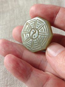 包邮 老货【新疆若羌青黄口老料 手雕八卦牌】直径3.1厚0.6重12g，呈圆的八边形。到手近三十年，绝对老货。玉质相当油润细腻干净，手雕朴拙。包浆浑厚，无绳送绳。不易遇见。性价比很高。打灯效果相当惊艳。青黄玉的特点就是青中带黄黄中泛青，这件体现得很好。小而精。