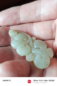 包邮精品【若羌黄口玉料 老料手雕 双面双如意 挂饰】长4.2宽2.2厚0.7重11g，到手十二三年。玉质相当细腻油润干净，色泽很正，略淡。雕工出色，双面雕双如意，还用上了部分透雕技法。虽小却很精致。包浆很老。送挂绳。性价比高。