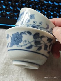 包邮 全品【青花釉下手绘菊纹 老瓷 民间用瓷 老式敞口茶杯一对】口径9.5底径4.5高5，单个重124、127g。底款“栺”字，通“枍”，是古代的一种树。读音同“意”，说是宫殿很多用这种木料，后来引申为堂皇之意。这是2016年在日本札幌街头小铺收到的，不贵。瓷色白中有隐隐的淡青，釉面明显是老包浆。菊纹也是传统图案。这种敞口大杯，我们这里现在日用的少。值得收入，性价比高。