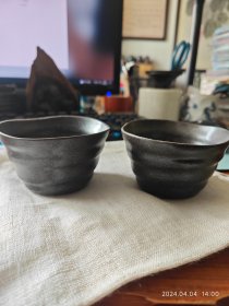 包邮 全品【日本制 粗釉 茶杯一对】口径9底径5高5.5重约113g、115g，2016年日本札幌街头杂货铺收到的。传统器型，黑褐色粗釉面，有金属般光泽，庄重沉稳。底部购买标签尚在。未使用过，性价比高。