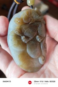 精品 包邮【新疆带糖青白老玉 精雕貔貅抱钱 把件】长7.35宽4.9厚1.35重g，到手十五六年，重新加了手把绳，玉质相当典型。正反两侧表面均能看出分布较好的糖色，尤其是正面，利用糖色分布形状雕了貔貅，相当有巧思。玉质细腻油润老熟，包浆特别好。性价比很高。手感相当舒适。背面是一朵带叶灵芝。