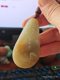 包邮 小精品【新疆且末糖白玉 机雕 荷塘清趣 水滴形 挂牌】长6.4宽3.4厚1.0重约32g。到手六七年重新加了串绳。这块料子半糖半白，其实也是属于青白玉的底色，只是偏白，也可称糖白玉。底部糖色，点状黑矿点几乎不见/机雕荷塘，上下有莲花一朵、莲蓬一盏、莲叶一片，很有意境。玉质细腻油润，包浆很好。背部稍裂，巧妙做了避裂雕，两根雕线也很自然，所以性价比就上来了。值得入手。尺寸不小，握感舒适。