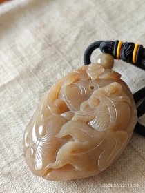 包邮 精品【新疆浅红糖白 老细料 精雕金鱼蝙蝠正反双如意 把件】长6.35宽4.9厚1.8重约91g近二两，到手十二三年。这是一块糖色分布均匀、糖色较浅的细料。玉质干净细腻，相当油润，包浆很好。雕工很有意境。金鱼蝙蝠，正反雕双如意，很有意境很别致。不多见。大小合适，手感舒适。重新加了手把绳，性价比高。