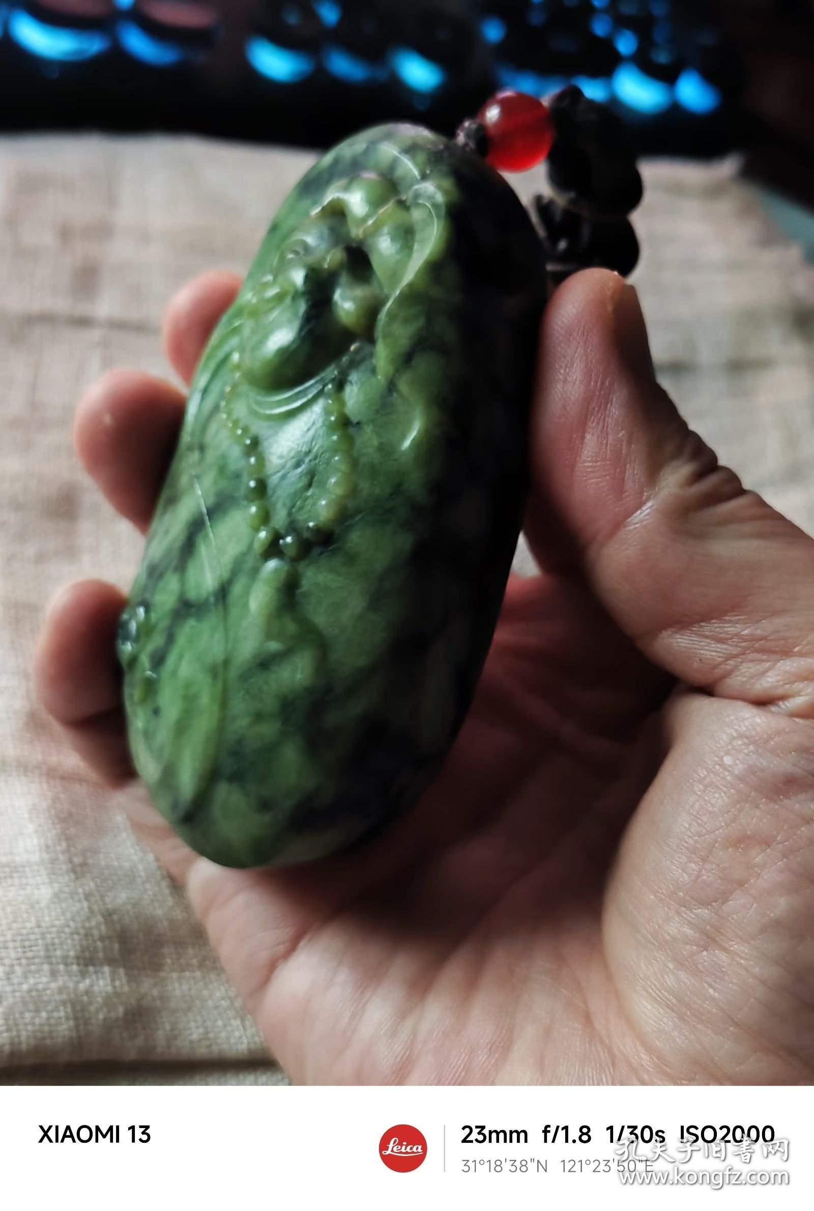 包邮精品【加拿大碧玉 老料大料 精雕弥勒 超厚桩把件】长9.1宽5.2厚3.9重341g近七两，到手近十年。加拿大碧玉不如新疆俄罗斯碧玉那样为大家所知，品质上低一些，但也是很有地方特色玉种。与和田玉同属透闪石分类。硬度韧性好，这件是加拿大矿区中品质较好的。特点是深翠和浅绿交融。这件雕工一流。后期盘玩中注意要多盘玩、适时少量抹油盘玩。带到包浆完全形成，就十分漂亮了。重新加了手把绳，厚桩手感相当舒适。