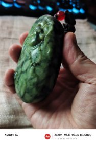 包邮精品【加拿大碧玉 老料大料 精雕弥勒 超厚桩把件】长9.1宽5.2厚3.9重341g近七两，到手近十年。加拿大碧玉不如新疆俄罗斯碧玉那样为大家所知，品质上低一些，但也是很有地方特色玉种。与和田玉同属透闪石分类。硬度韧性好，这件是加拿大矿区中品质较好的。特点是深翠和浅绿交融。这件雕工一流。后期盘玩中注意要多盘玩、适时少量抹油盘玩。带到包浆完全形成，就十分漂亮了。重新加了手把绳，厚桩手感相当舒适。