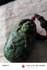 包邮精品【加拿大碧玉 老料大料 精雕弥勒 超厚桩把件】长9.1宽5.2厚3.9重341g近七两，到手近十年。加拿大碧玉不如新疆俄罗斯碧玉那样为大家所知，品质上低一些，但也是很有地方特色玉种。与和田玉同属透闪石分类。硬度韧性好，这件是加拿大矿区中品质较好的。特点是深翠和浅绿交融。这件雕工一流。后期盘玩中注意要多盘玩、适时少量抹油盘玩。带到包浆完全形成，就十分漂亮了。重新加了手把绳，厚桩手感相当舒适。