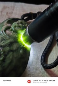 包邮精品【加拿大碧玉 老料大料 精雕弥勒 超厚桩把件】长9.1宽5.2厚3.9重341g近七两，到手近十年。加拿大碧玉不如新疆俄罗斯碧玉那样为大家所知，品质上低一些，但也是很有地方特色玉种。与和田玉同属透闪石分类。硬度韧性好，这件是加拿大矿区中品质较好的。特点是深翠和浅绿交融。这件雕工一流。后期盘玩中注意要多盘玩、适时少量抹油盘玩。带到包浆完全形成，就十分漂亮了。重新加了手把绳，厚桩手感相当舒适。