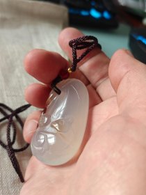 包邮精品【乳状玛瑙老料 精雕 老鼠 厚桩挂饰】到手十五年许，这是这类玛瑙（南美洲）较早进入这里市场时的料子。长5.1宽2.8厚1.7重35g。雕工很精致，有俏雕思路。个头不小，一手握。从细貌照中能看出包浆和时间的痕迹。性价比很高，很难遇到。