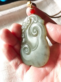 包邮 精品【新疆淡草花沁青玉 精雕双如意 挂饰】长6.5宽4.2厚0.7重41g，到手十来年，玉质相当油润细腻老熟，双如意设计精妙。包浆润度都没话说。宽大，手感相当舒适。既可当挂牌又可当把件。