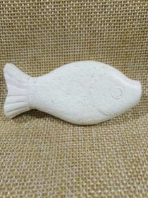 良渚文化鸡骨白把玩件 螺旋纹鱼 造型精致、伴随着中国传统崇玉文化的发展,玉鱼作为装饰品之一,一直是古人喜欢的吉祥之物。