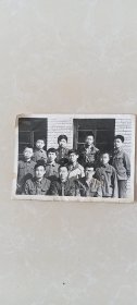 黑白照片1张，11人合影，应该是小学师生毕业合影，80年代，学生少老师也少。