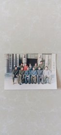 彩色照片，80-90年代，11人合影。门口多幅挂牌-河北省人民*院保定分院，*记者站，保定地区行政公署*事务局，保定地区行政公署*委员会，保定地区法律*，保定地区*离退休干部*，河北省保定地区行政公署民政（局）/司法局。