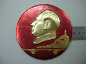 9.5厘米，毛主席像章，有一点裂漆