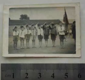 老照片-50年代农村少先队升旗