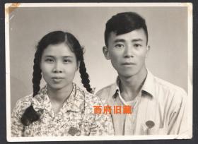 五十年代，形象气质很好的一对情侣合影老照片，麻花辫子蝴蝶结姑娘，佩戴工作证章
