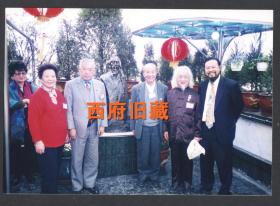 2001年，爱国老人丁中江，在成都认养大熊猫团团圆圆，活动现场老照片30张，蒋孝严、赖声川等参与