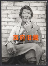 90年代前后，藏区人文摄影老照片，吸烟老人