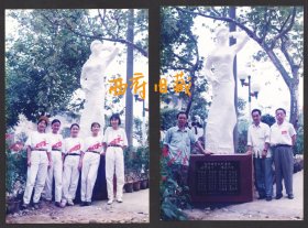 九十年代，重庆江津中学庆典在塑像前合影老照片，2张