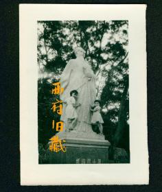 七八十年代，爬着两个小孩子的苏东坡雕像