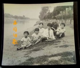老底片，六七十年代，江边的六个孩子